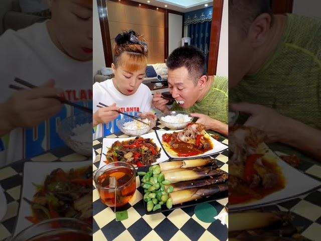 开饭喽，今天吃肘子，辣椒炒蘑菇，还有笋#eating show#eating challenge#husband and wife eating food#eating #asmr eating