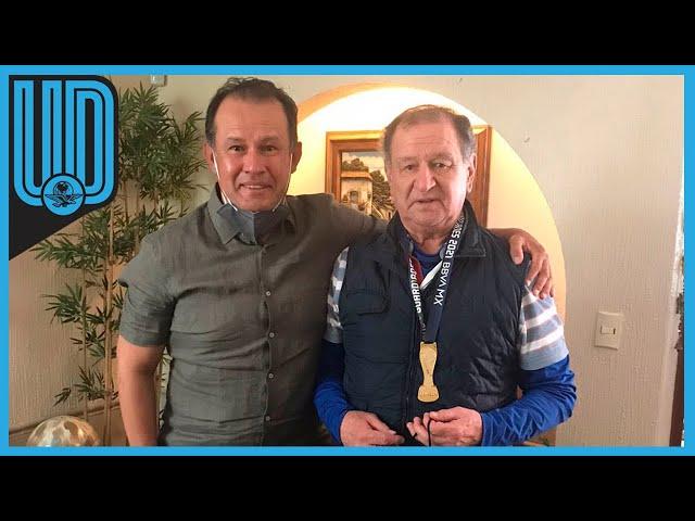 Juan Reynoso cumple y regala medalla de campeón a Enrique Meza