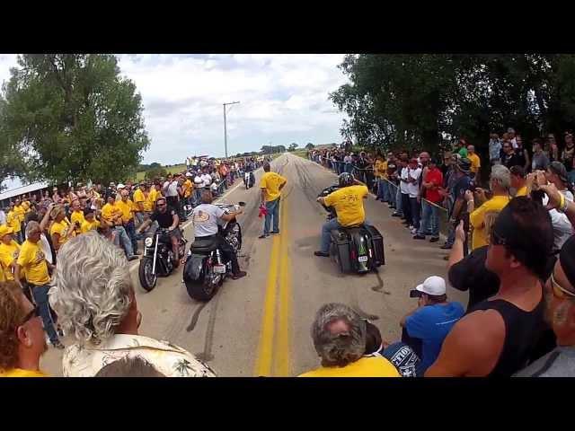 Wicked fast Supercharged 300HP Harley bagger vs. 600HP Boss Hoss street race