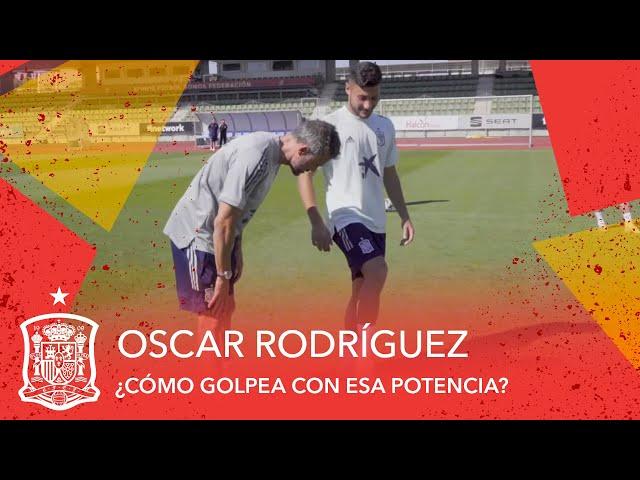 Con el interior, con el interior... Óscar Rodríguez le explica a Luis Enrique cómo lanza las faltas