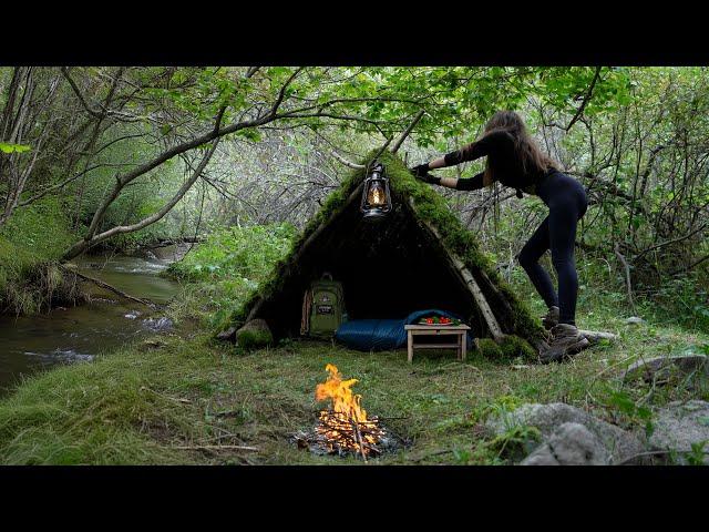 The girl spends the night in a makeshift hut. Solo Bushcraft. ASMR