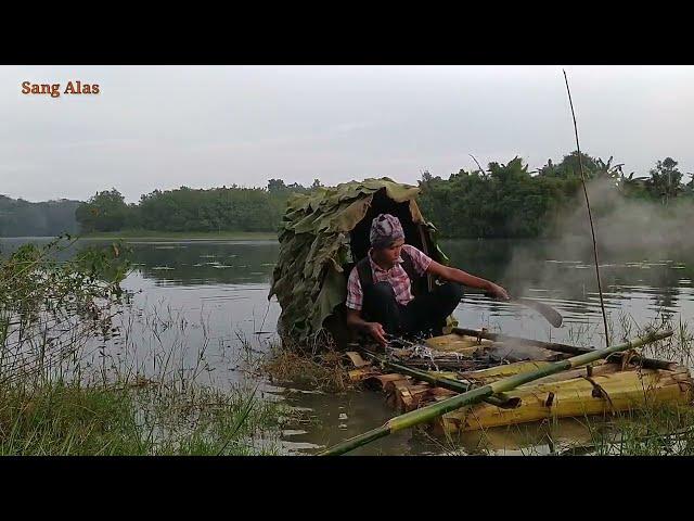 Bushcraft Indonesia survival part 2- solo camping di tengah danau, di atas sampan pohon pisang.