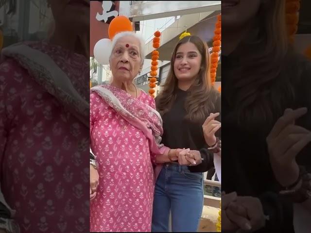 Rasa Thadani takes care of her grandmother in her old age #shortvideo