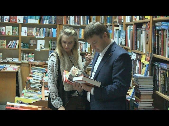 У день бібліотек свободівець Сидір Кізін подарував книги бібліотеці ЖДУ ім. Франка - Житомир.info