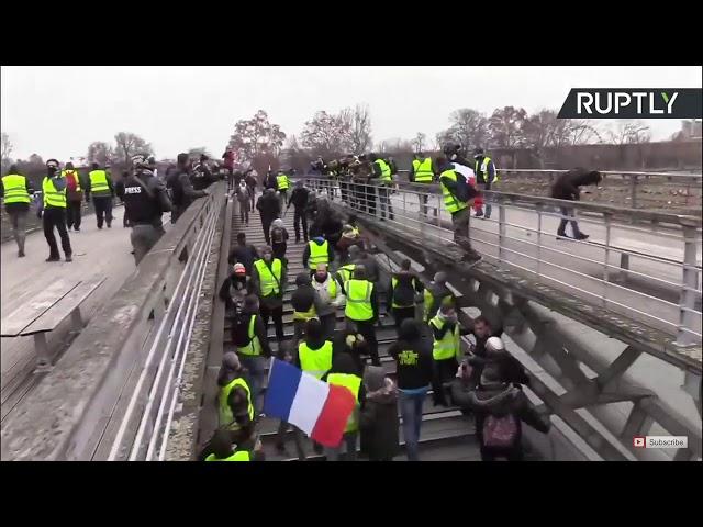 Boxer hitting police officers in yellow Vests protest