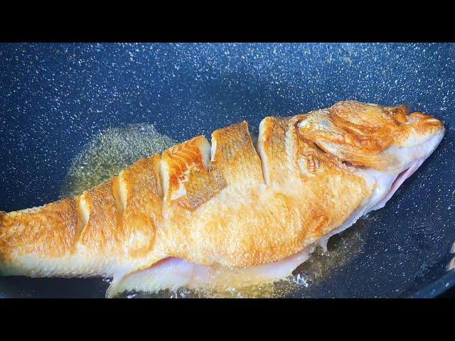 No matter what kind of fish you are frying, it is best not to sprinkle salt and flour.