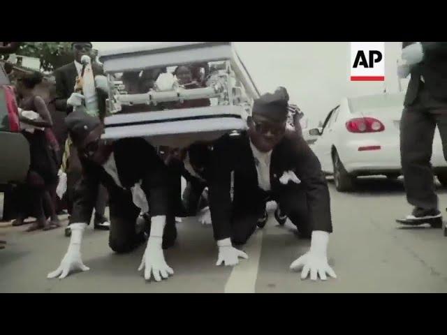 Les Stars de la Danse du Cercueil mettent le feu sur un plateau télé au Ghana