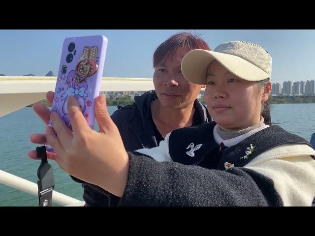 在静兰湾枫枫潮玩营地，花短裤大哥带我们去坐豪华游艇。