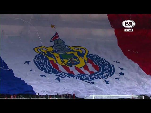 ¡La monumental bandera de Chivas!