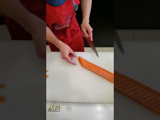 我今天教大家如何切三文鱼手握寿司的鱼片Today I teach you how to cut salmon nigiri slices