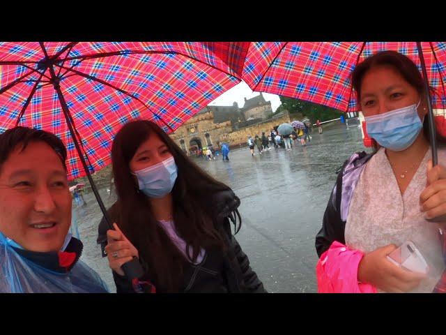 Rainy Day Walking Around Edinburgh Castle, Scotland || Street Live Music Performance 2021