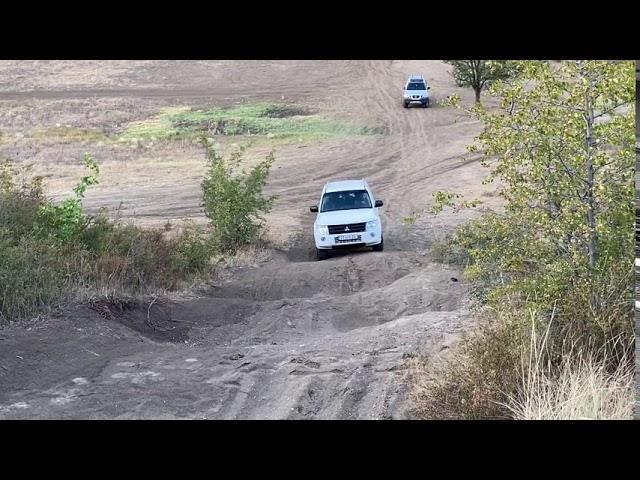 Mitsubishi Pajero 4 3.8 on Heavy Diagonal-ed Hill