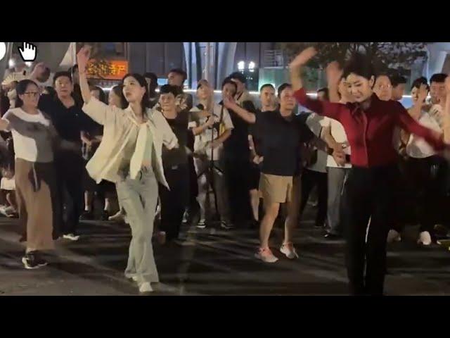 20250918藏族舞蹈鍋莊舞在成都錦外中心由卓熱查姆團隊領舞 The Tibetan dance Guozhuang dance was led by Zhuore Chamu at the JC