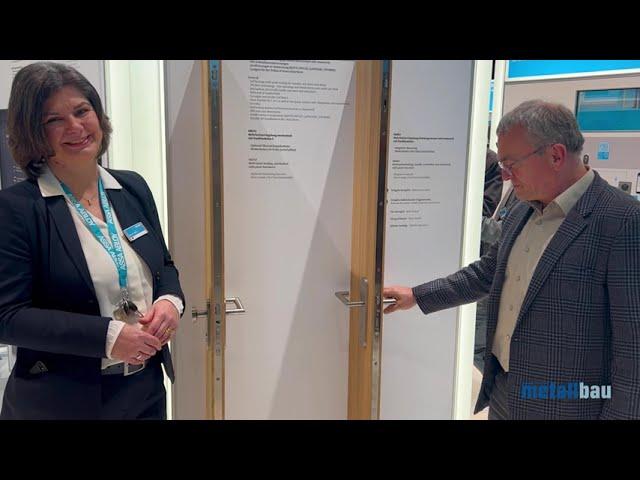 Mit Metallbaumeister Ralf Schödel am BAU-Messestand von Assa Abloy