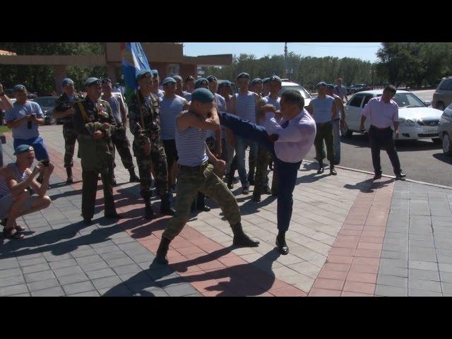 День ВДВ. Спарринг Главы Тувы с бойцом ВДВ.