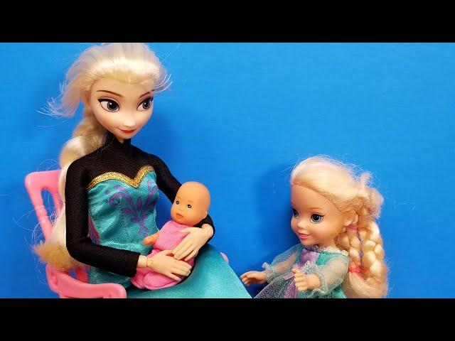 Baby at home ! Elsa & Anna toddlers - someone is jealous - sleeping - joy