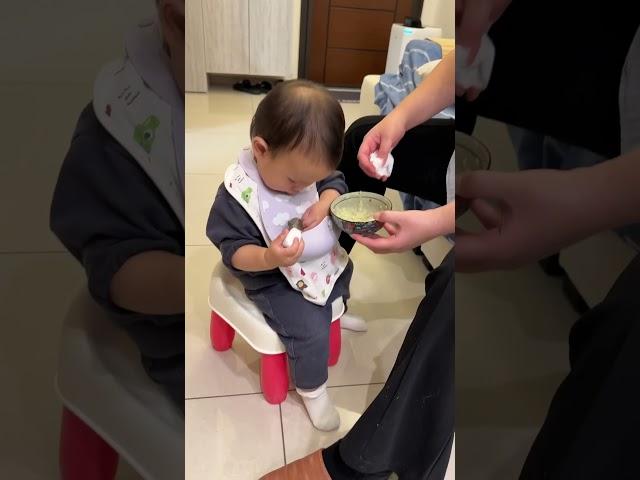 寶寶自己拿湯匙會練習吃飯 #baby #寶寶  #捌玖零夫妻 #吃飯飯