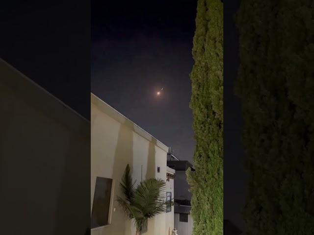 فيديو مباشر لصاروخ إيراني يمر فوق الأراضي المحتلة وسط صمت الدفاعات الصهيونية