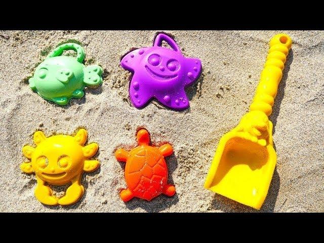 Video per bambini con i giochi con la sabbia. Giocattoli al mare. Impariamo le forme e i colori