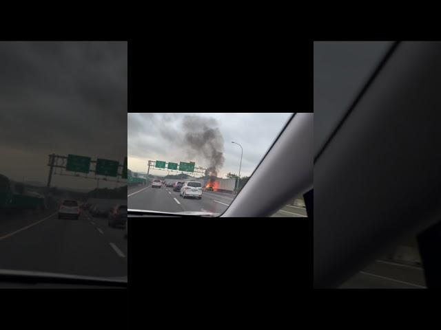 千萬超跑在高速公路火燒車意外