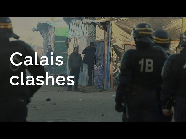 Calais migrants: police clash with refugees at camp