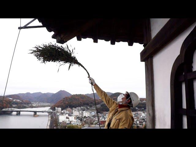 年末恒例のすす払い　愛知・犬山城