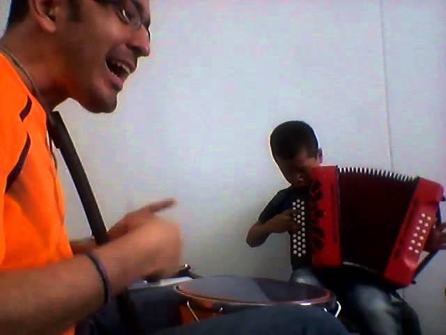 Luis Gabriel Guerrero tocando Happy Birthday con el "trifásico".