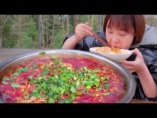 Qiumei cooks the most popular maocai in Sichuan. It is so spicy and delicious!