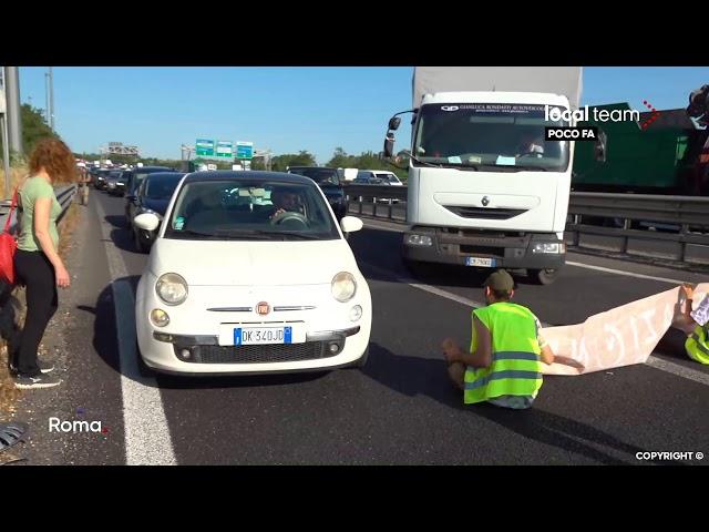 LIVE Roma, attivisti Extinction Rebellion bloccano il Grande Raccordo Anulare