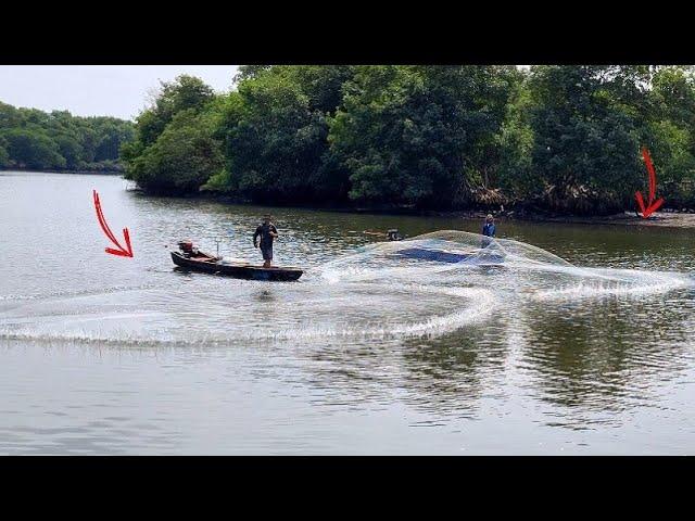 MUITA RESACA NO MAR E OS PEIXE INVADIRAM OS CARDUME ! pescaria com tarrafa extrema .