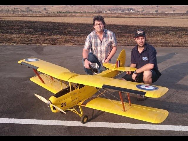 Maiden Flight of a Beautiful 1/4 scale Yellow Tiger Moth (720HD)