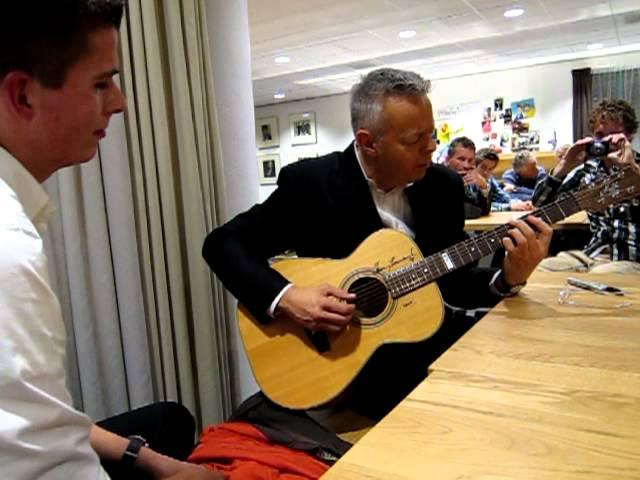 Tommy Emmanuel - Moon River (Backstage)