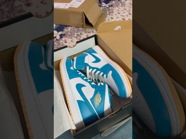 Air jordan unboxing ️ #aramex #nike #jordan #aj1mid #aquatone