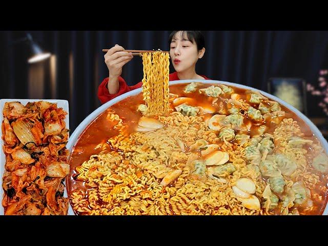 얼큰하고 칼칼한 물만두떡라면에 아삭한 김치 리얼사운드 먹방 8 ramen with rice cake ang dumplings mandu MUKBANG ASMR