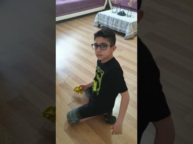 صورته بالسر هوا وعم يغني 