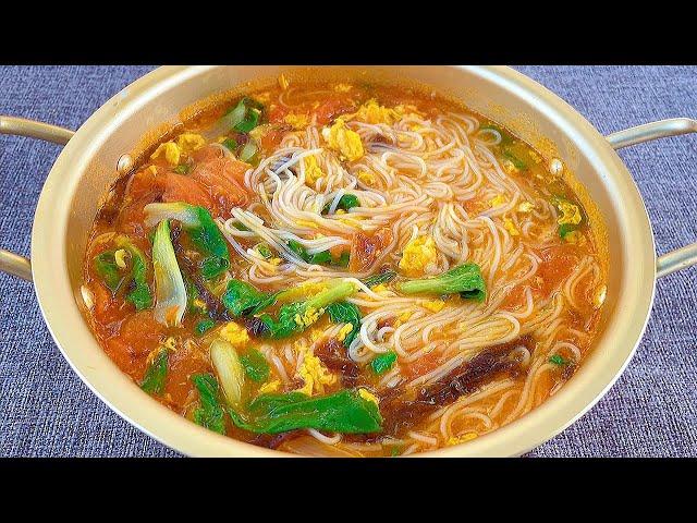 Hot and fragrant noodle soup, with soup, noodles and vegetables, ready to cook in 3 minutes