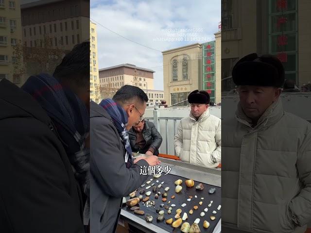 今天在巴扎上一个老阿达西的摊位上挑选了几块不错的料子，我们一起看看品质怎么样 #玉佩 #和田玉 #古玉收藏 #翡翠 #感情 #翡翠手鐲 #弘扬正能量