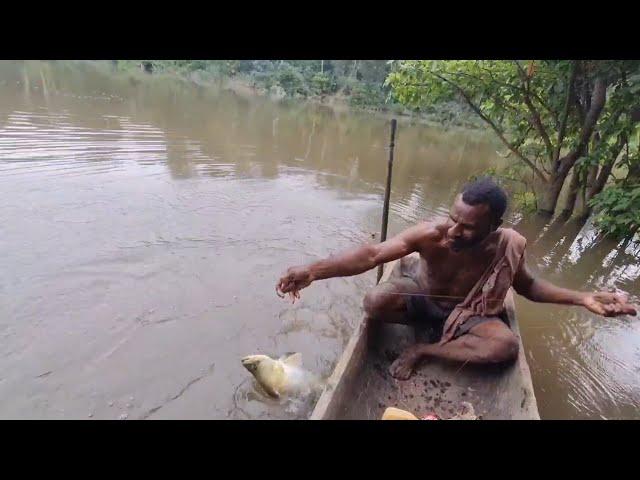 Ngeri..!! Pace Papua Mancing Kakap Tepat Di Sarangnya Buaya