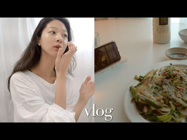 일상 vlog. 여름 쇼핑 언박싱(샌들/선크림/청바지/모델링팩/가방) 오랜만에 스킨케어 루틴 소개/전시보고 등산 갔다가 파전에 막걸리 먹는 일상 브이로그