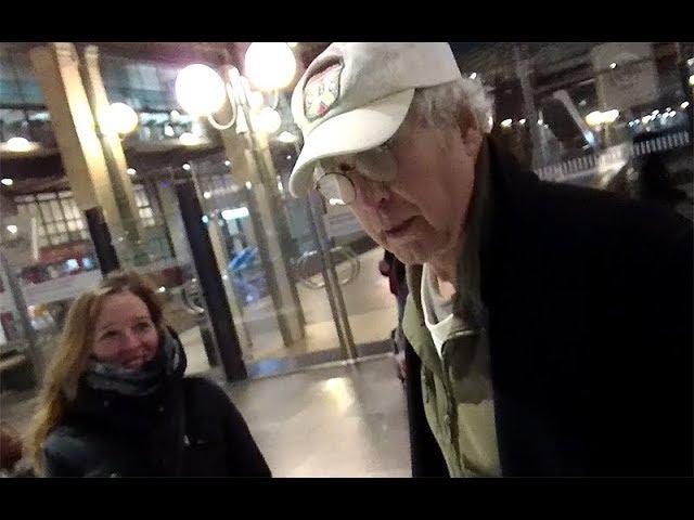 Chevy Chase signing autographs in Paris (Part 1)