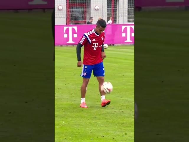 Look how good this man is with the ball 🪄 #speedup #bayern #thiagoalcantara #brasil#footballskills