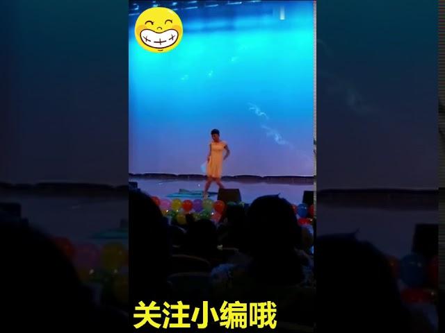 现在的学校晚会人才多啊，哈哈哈笑死