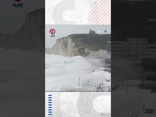 Des vagues énormes en Seine-Maritime en France