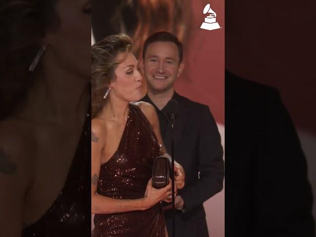 MILEY CYRUS Wins Record Of The Year For "FLOWERS" At 2024 GRAMMYs #flowers #mileycryus  #musicawards