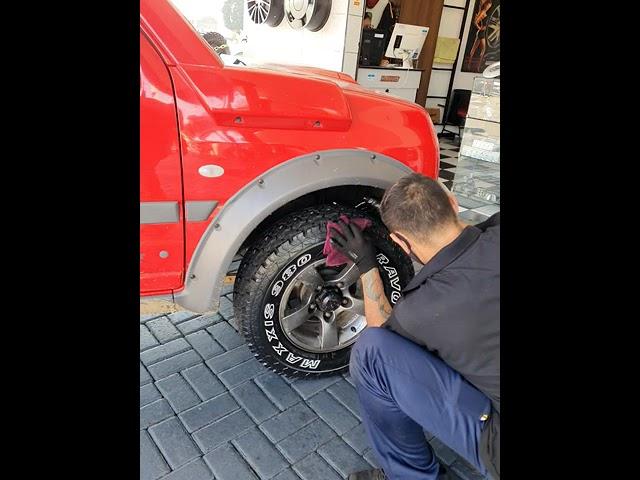 jimny com pneus maxxis