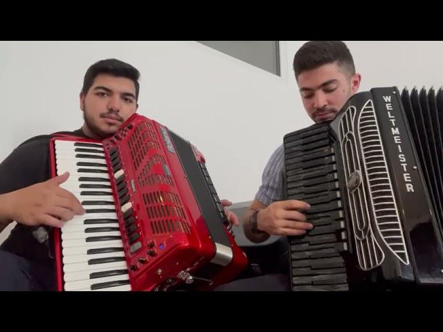 Doi băieți Maeștri, doar din priviri se înțeleg :)  Acordeon Roland si Supita