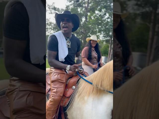 Mike Clark Jr singing “Dog House” on a horse in Huntsville, AL! #MikeClarkJr #DogHouse