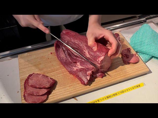 牛肉をさばいて食べる粗品【実家の焼肉屋の味を再現#3】