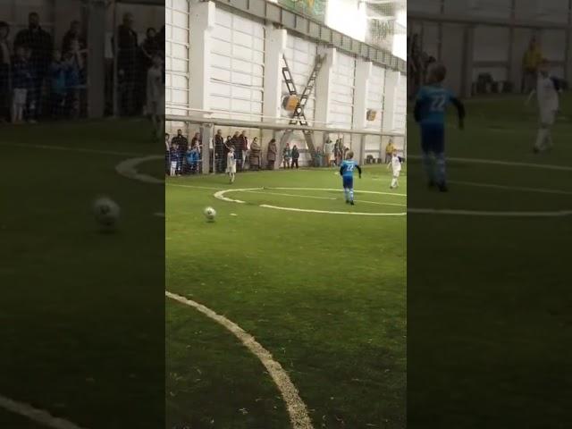 ФИНТАМИ ОБЫГРАЛ НА НОСОВОМ ПЛАТКЕ МАЛЫШ ФУТБОЛИСТ  KIDNEY FOOTBALL PLAYER BEAT ON HANDKERCHIEF