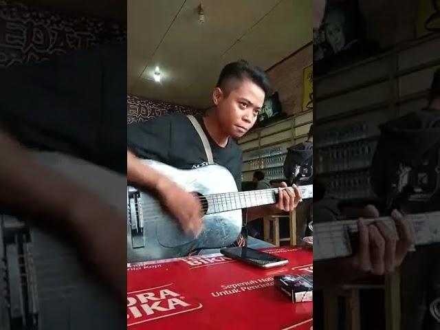 SALUT !! Pengamen Melayu Nyanyi Lagu Mandarin Wo Men Pu Yi Yang (我们不一样 Kita Memang Berbeda)